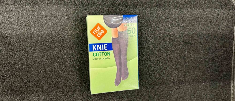 Kniestrümpfe-Test: Eine Verpackung Kniestrümpfe von Nur Die liegt auf einer schwarzen Matte.