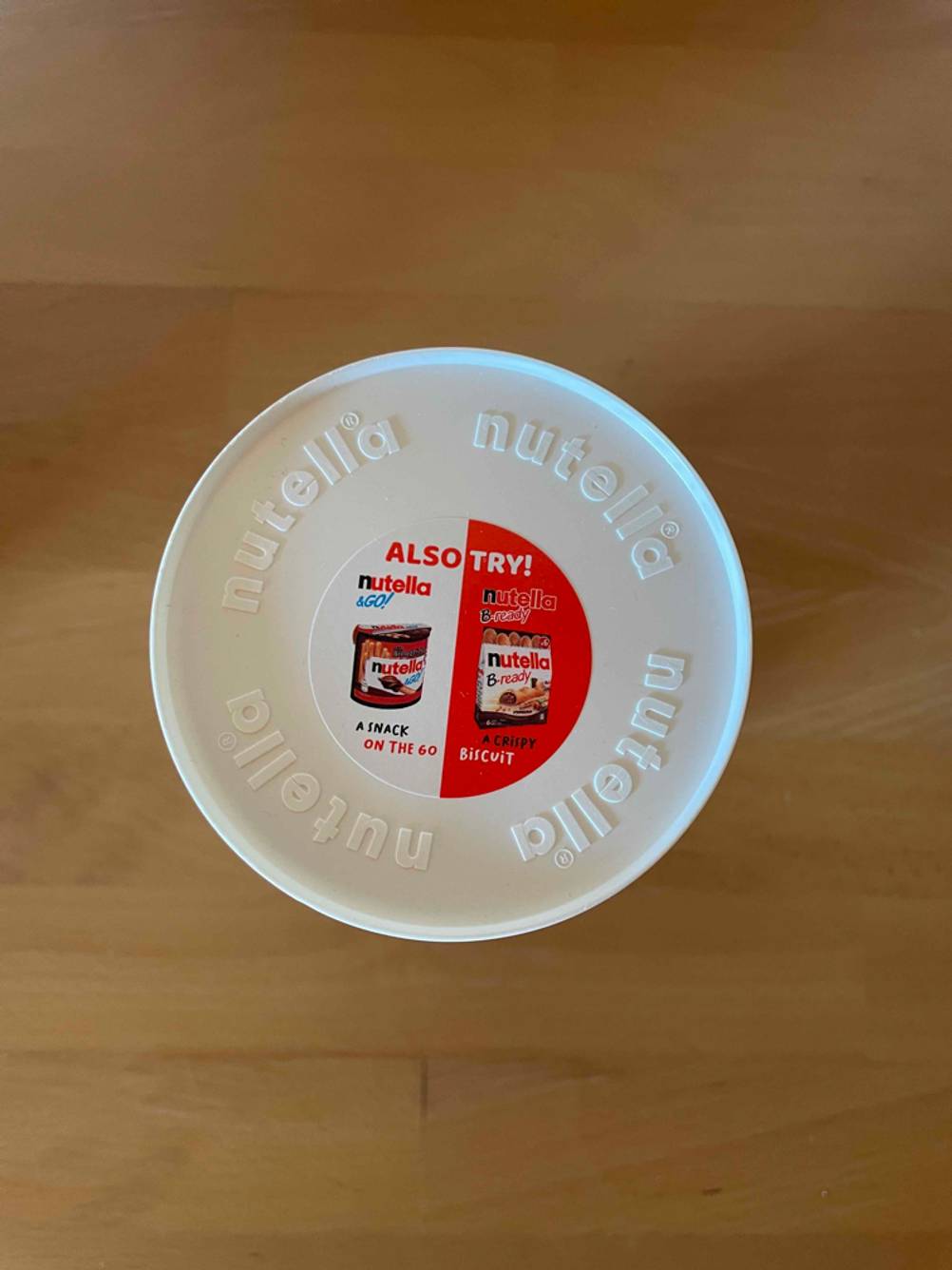 Deckel von einem Glas gefüllt mit getesteter Nuss-Nougat-Creme.