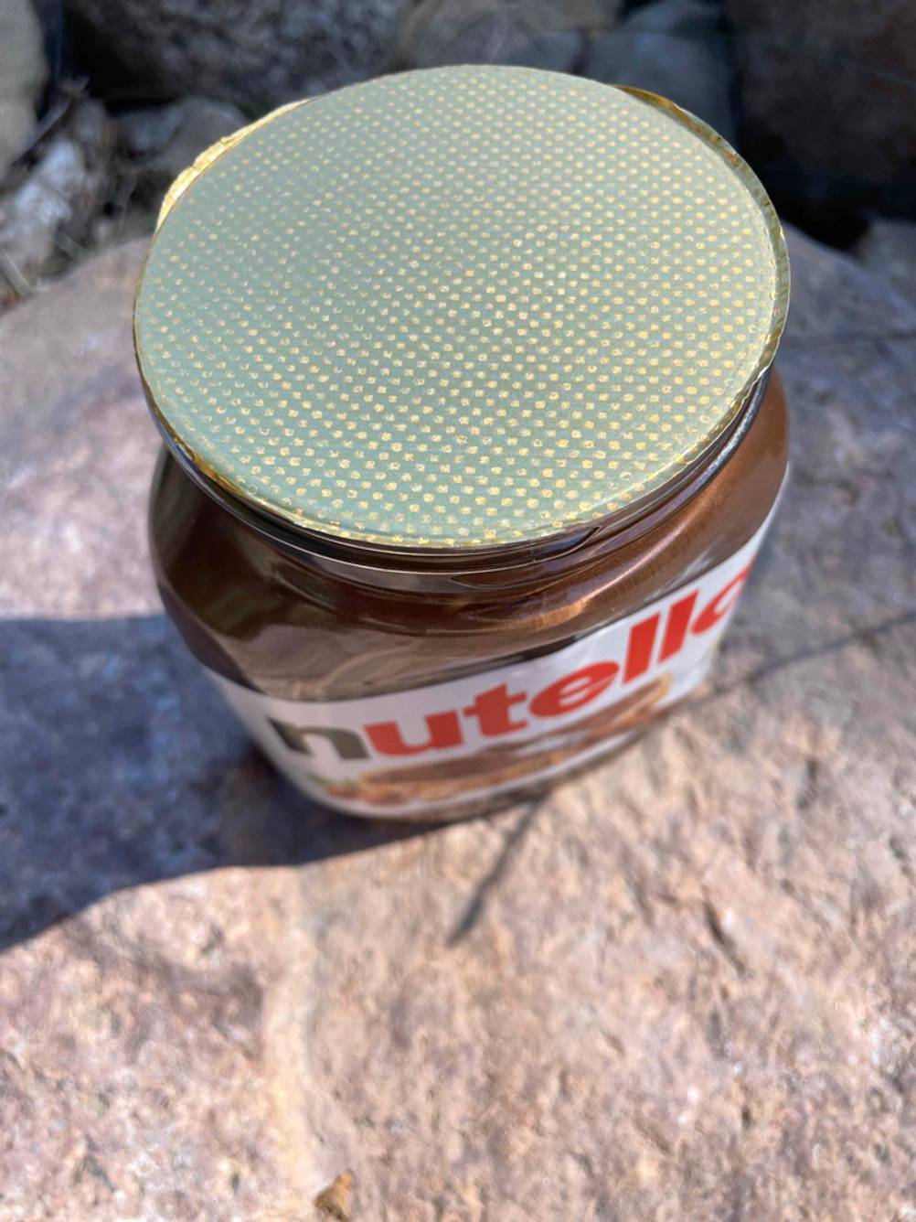Im Test: Nahaufnahme des Aromasiegels auf einem Glas Nuss-Nougat-Creme.
