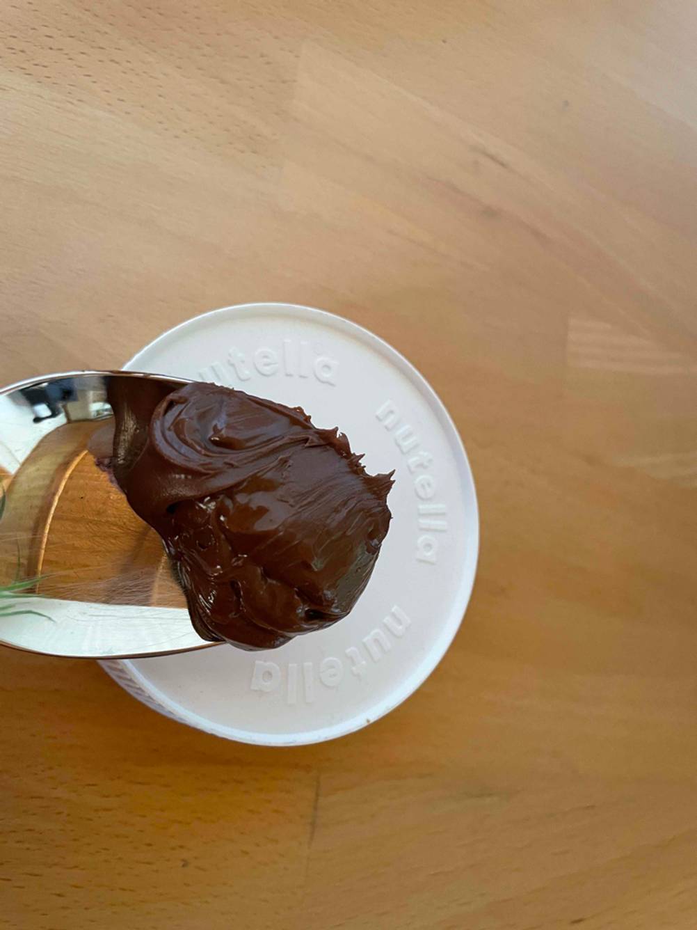 Ein Esslöffel mit getesteter Nuss-Nougat-Creme.