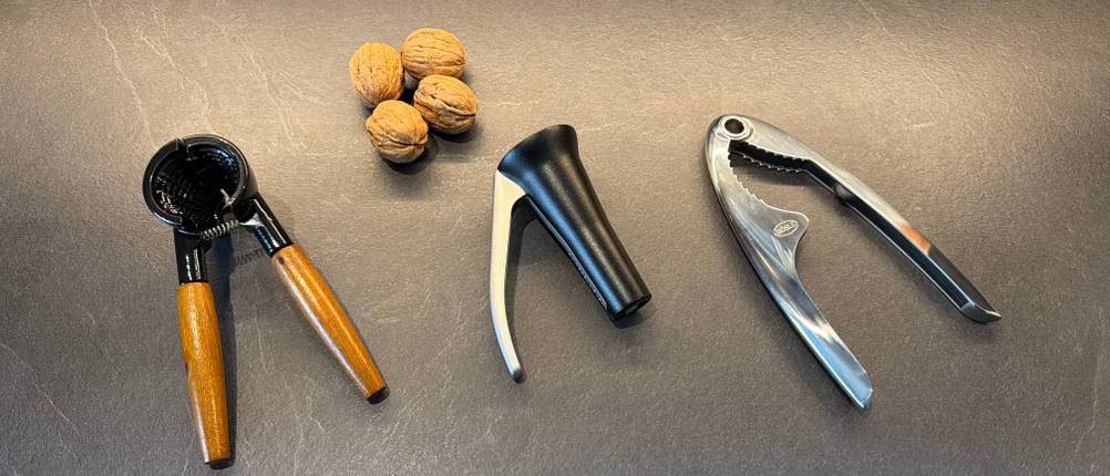 Drei Nussknacker liegen nebeneinander auf einer Arbeitsplatte