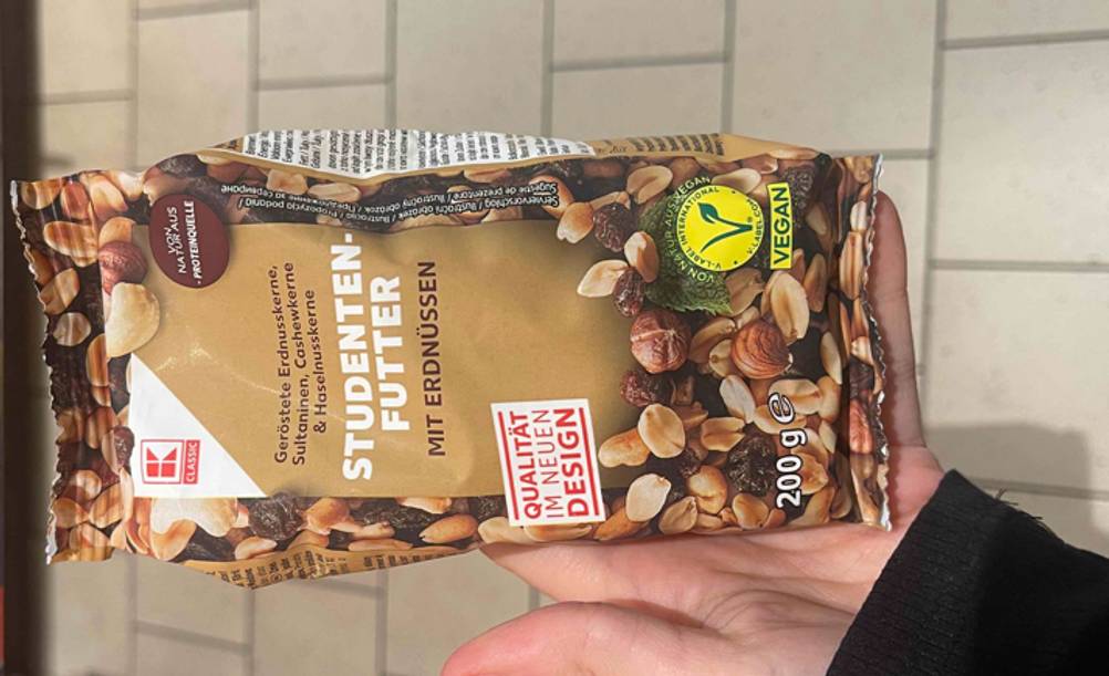 Die getestete Nussmischung von Kaufland liegt in einer wiederverschließbaren 200-g-Tüte auf einer Handfläche.