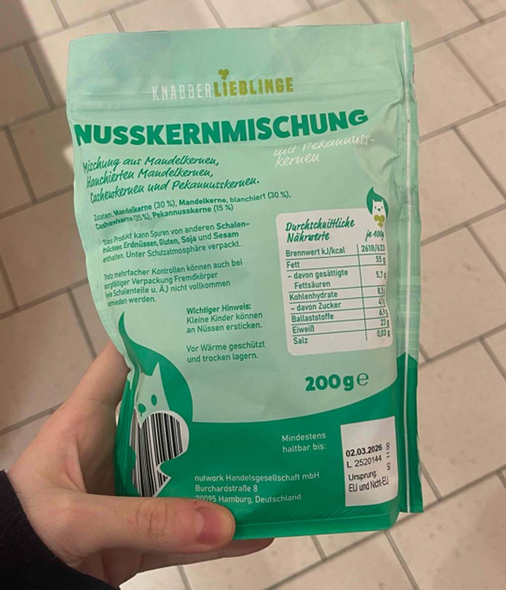 Nahaufnahme der Produktinformationen auf einer grünen, wiederverschließbaren 200-g-Tüte, in der sich die Nussmischung im Test befindet.