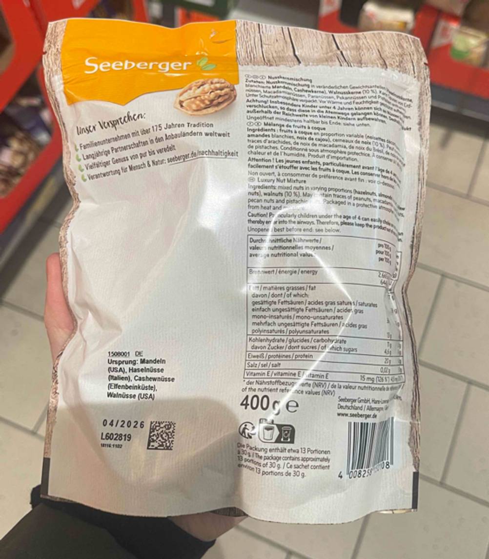 Nahaufnahme der Produktinformationen auf einer wiederverschließbaren 400-g-Tüte von Seeberger, die die Nussmischung im Test enthält.