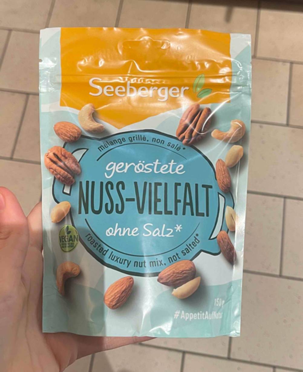 Im Test: Die Nussmischung der Firma Seeberger in einer wiederverschließbaren 150-g-Tüte wird von einer Hand gehalten.
