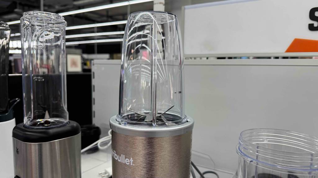 Nutribullet-Mixer-Test: Detailansicht des Schneideaufsatzes mit transparentem Deckel.