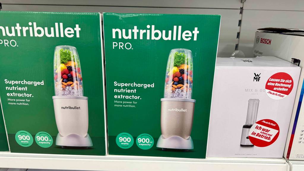 Nutribullet-Mixer im Test: Mehrere Originalverpackungen stehen nebeneinander zwischen anderen Produkten.