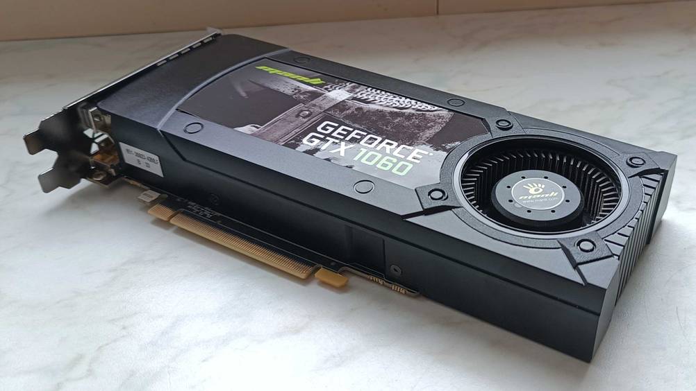 Eine Nvidia-Grafikkarte im Test von schräg seitlich auf einer hellen Fläche liegend.