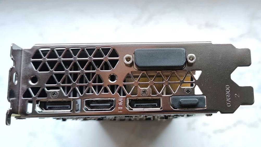 Nvidia-Grafikkarte getestet: Nahaufnahme der Anschlussmöglichkeiten einer Nvidia-Grafikkarte.