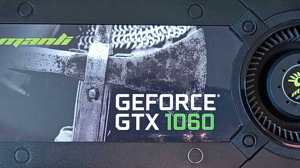 Nvidia-Grafikkarten getestet: Nahaufnahme der Beschriftung auf dem Produkt.