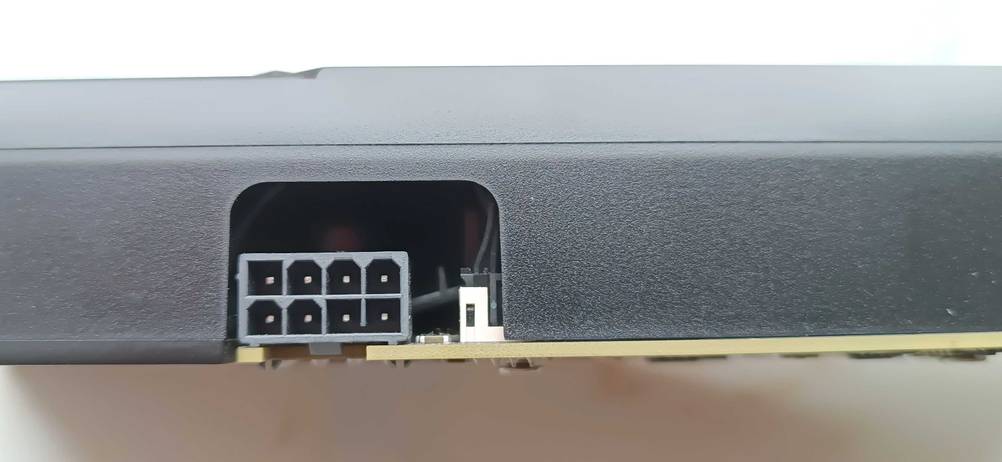Nahaufnahme des Anschlusses einer getesteten Nvidia-Grafikkarte.
