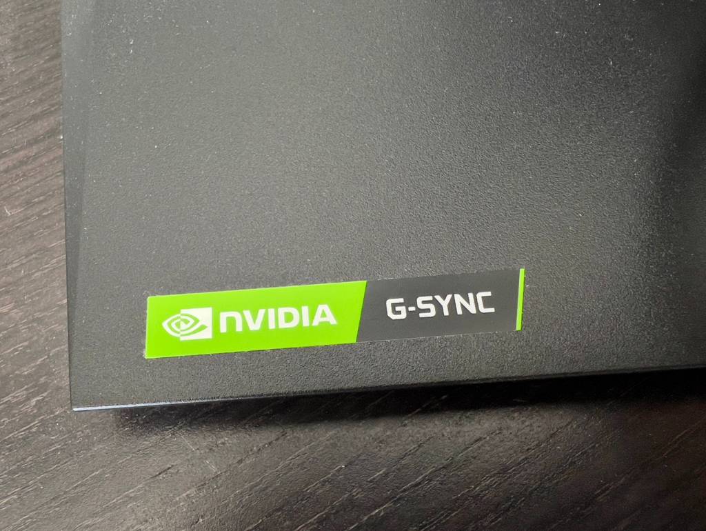 Aufkleber mit G-Sync-Logo auf einem getesteten Asus 27-Zoll- Monitor