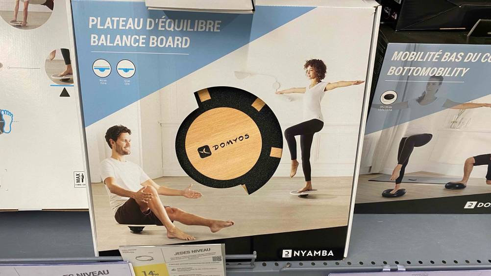 Getestet: Ein originalverpacktes Balance-Board in einem Verkaufsregal neben anderen Produkten.