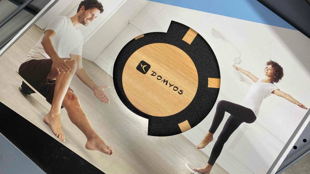 Nahaufnahme des Sichtfensters einer Verpackung eines Balance-Board im Test.