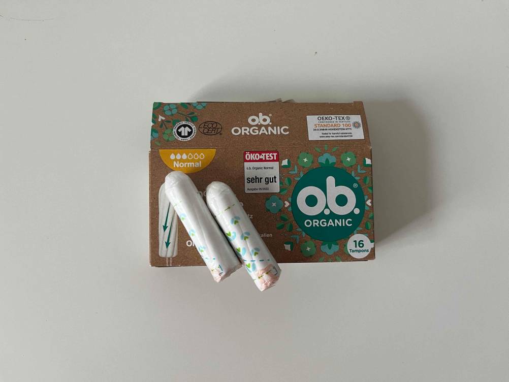 Bio-Tampon im Test: 2 verpackte Tampons liegen auf der Originalverpackung der Marke o.b.