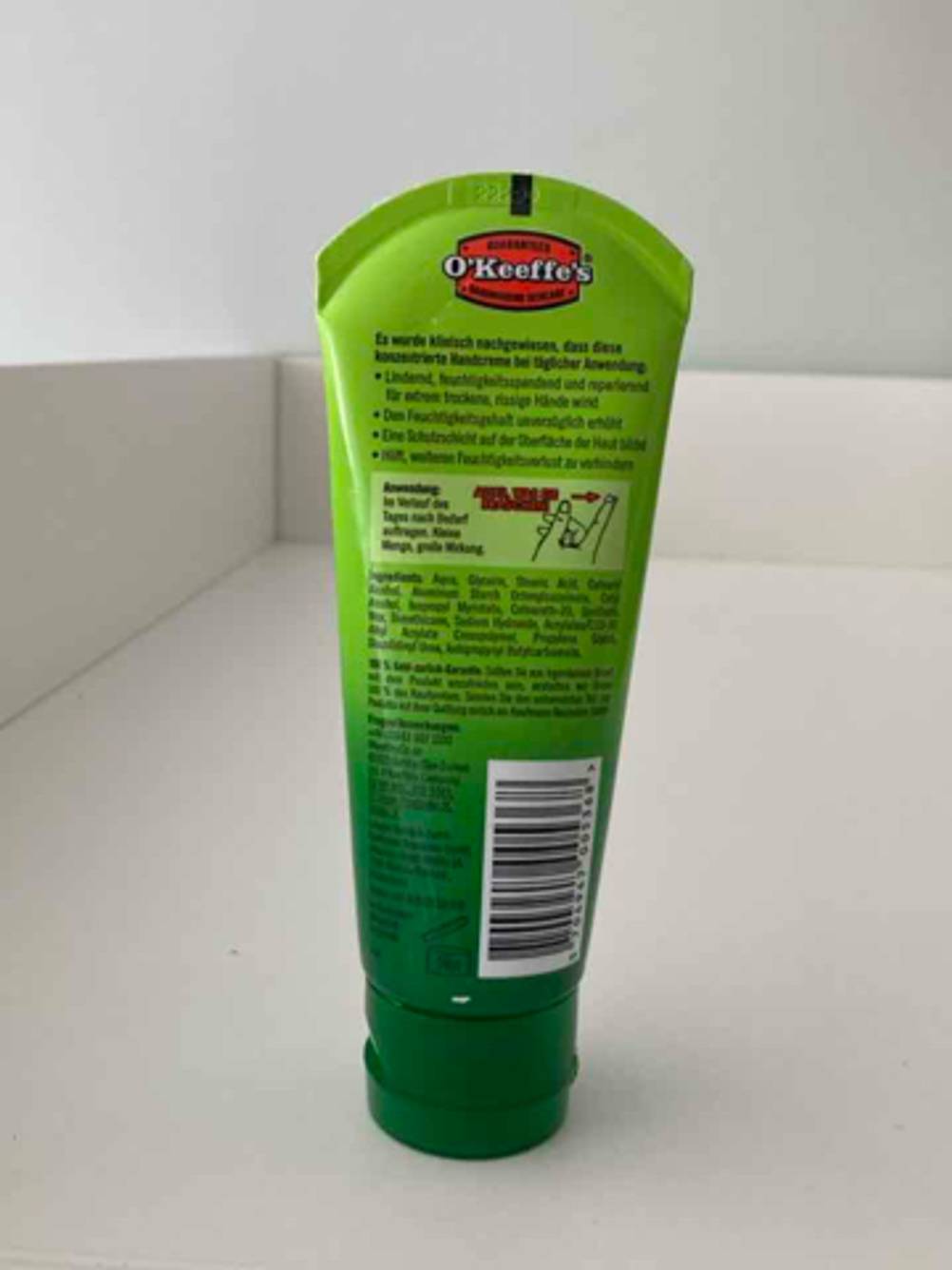 Hautschutzcreme getestet: Ansicht der Produktinformationen auf der Rückseite einer grünen Tube von O’Keefe’s.