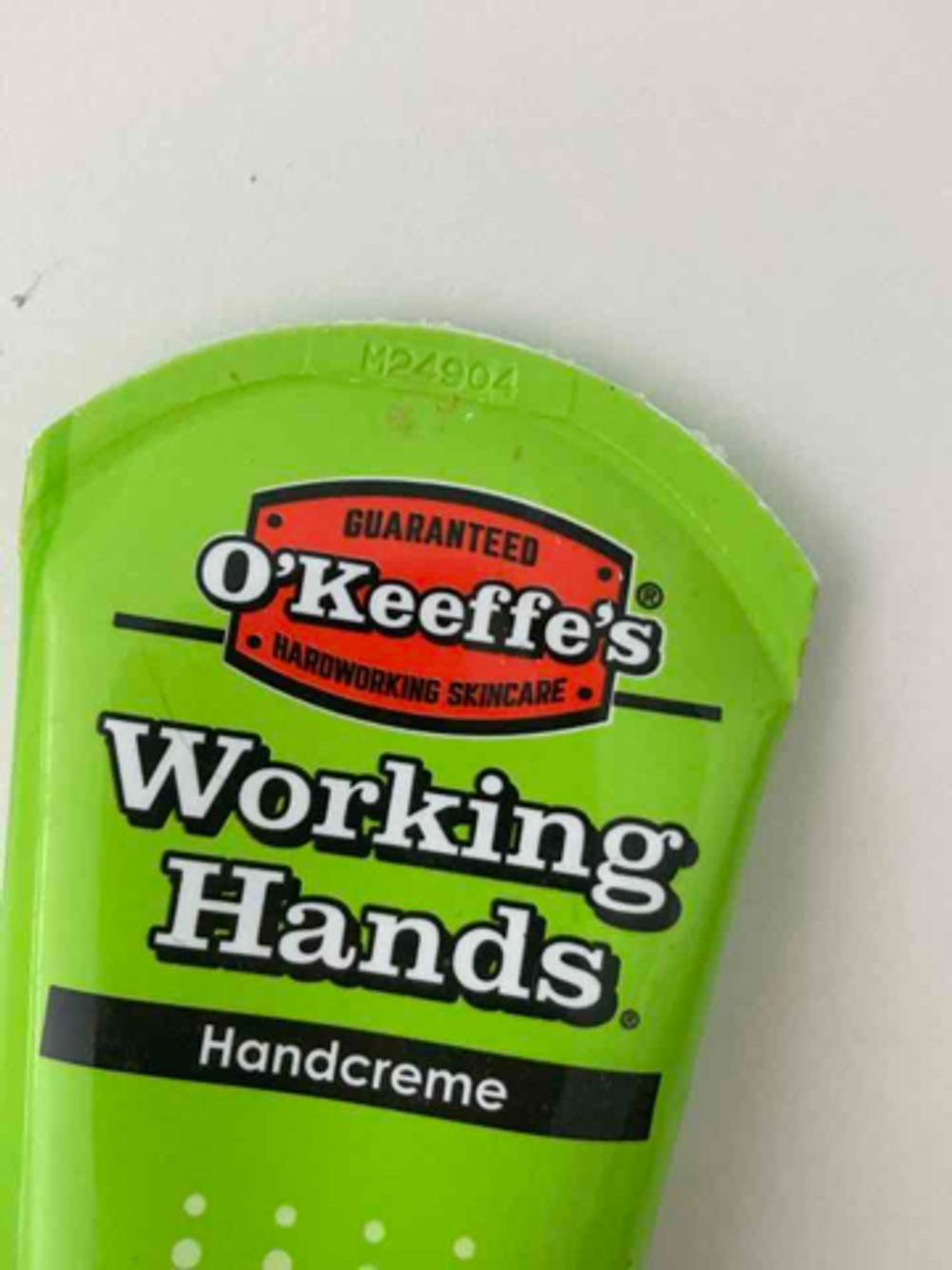 Hautschutzcreme-Test: Nahaufnahme der grünen Tube mit dem Markenzeichen O’Keefe’s Working Hands.