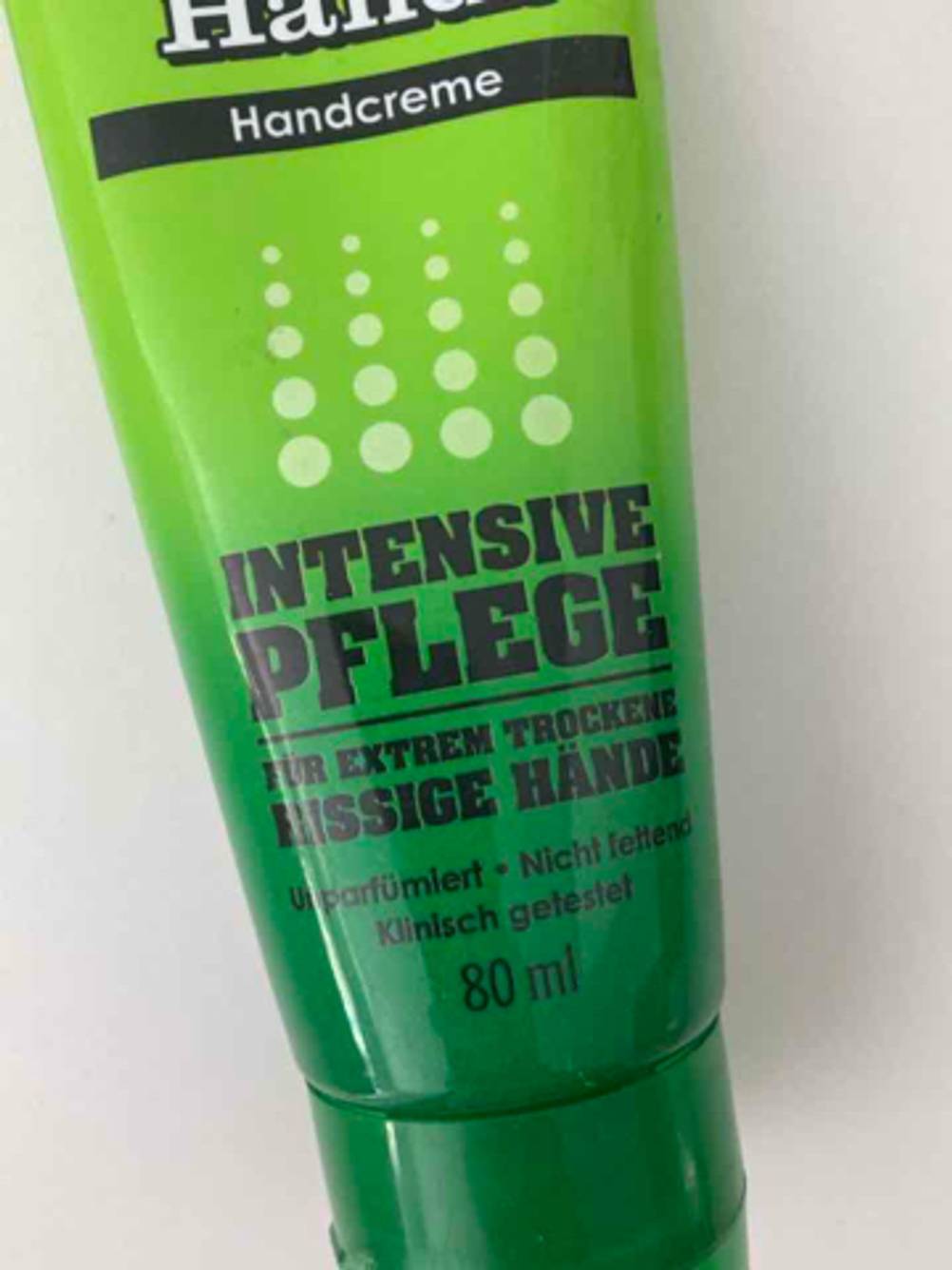 Die Hautschutzcreme im Test befindet sich in einer grünen 80-ml-Tube vor einer weißen Fläche.