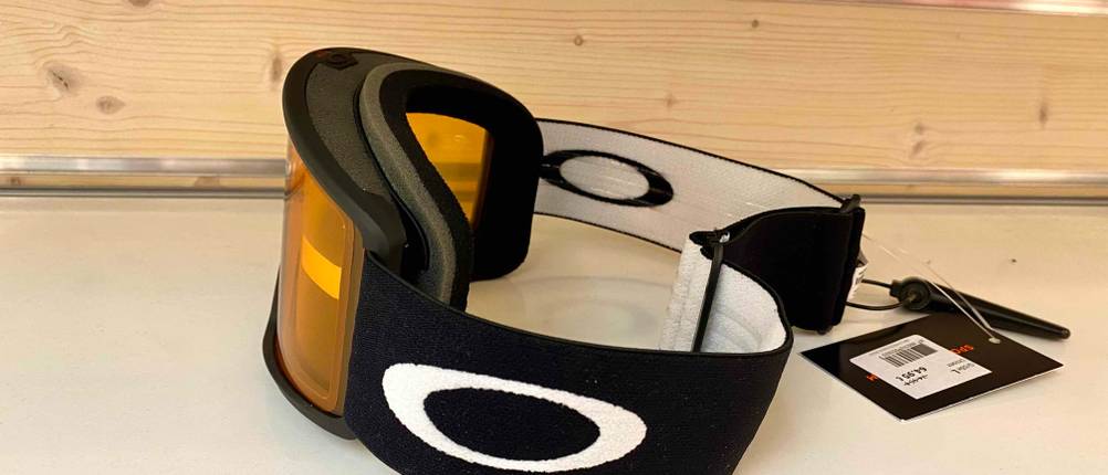 Skibrillen im Test: Seitenansicht einer Skibrille mit softer Gesichtsauflage, oranger Sichtscheibe und einstellbarem schwarz-weißem Kopfband