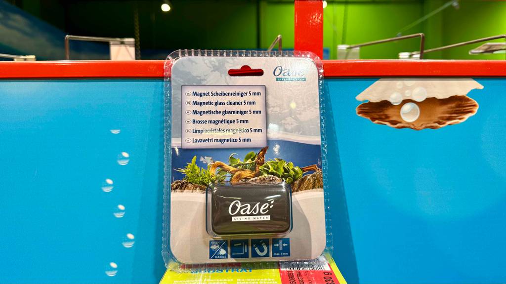 Aquarium-Scheibenreiniger-Test: Eine Packung steht vor einem blauen Plakat.