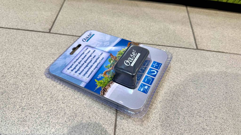 Blick von der Seite auf einen verpackten Aquarium-Scheibenreiniger im Test.