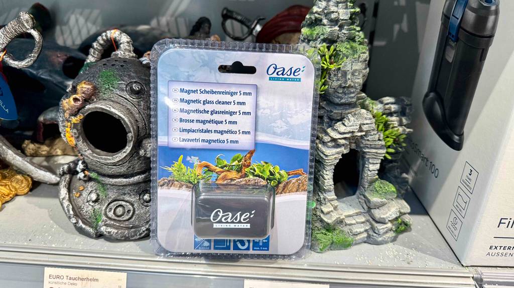 Aquarium-Scheibenreiniger im Test: eine Packung steht zwischen Aquarium-Deko.