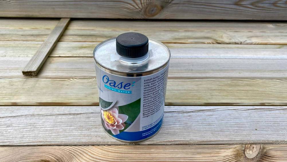 Teichfolienkleber getestet: Eine Dose von schräg oben auf einer Holzfläche.