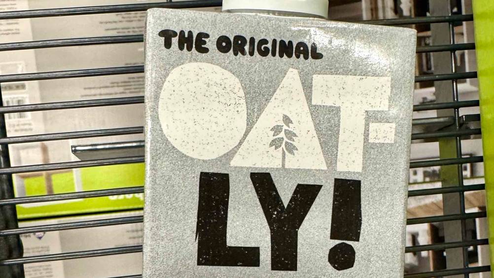 Oatly-Haferdrink im Test: Nahaufnahme des Logos auf der Verpackung.