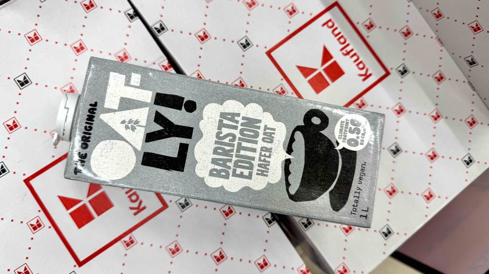Oatly-Haferdrink getestet: Eine Packung horizontal auf einem Karton.