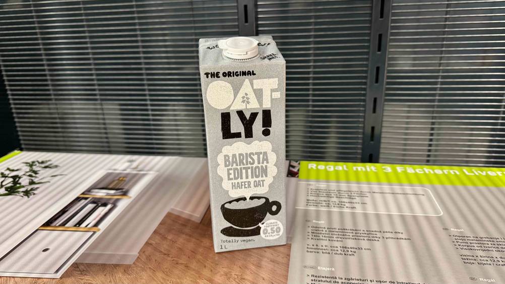 Auf einem Regal steht eine Packung des getesteten Oatly-Haferdrinks.