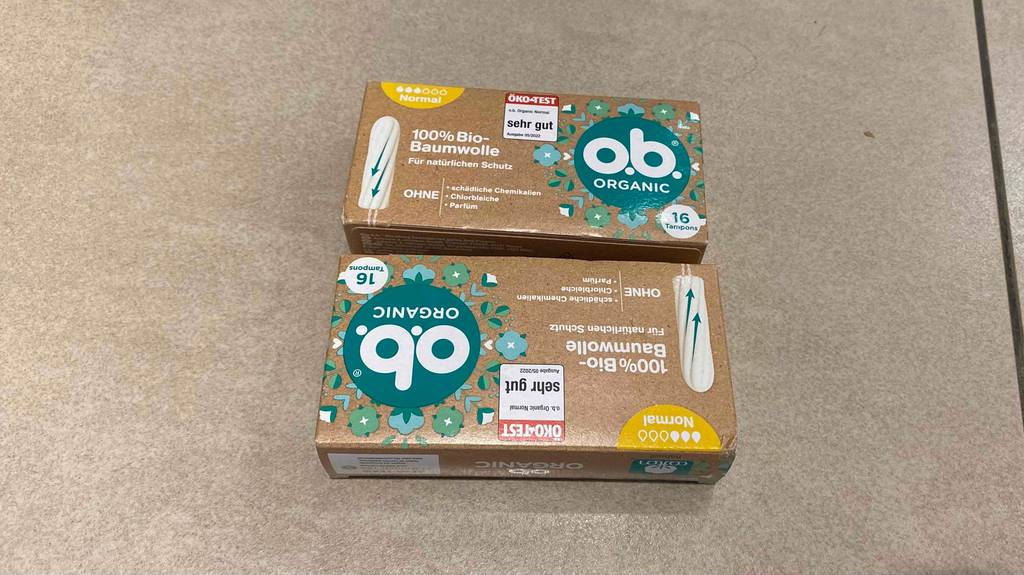 Bio-Tampon-Test: Zwei Packungen mit Bio-Tampons liegen auf dunklen Untergrund.