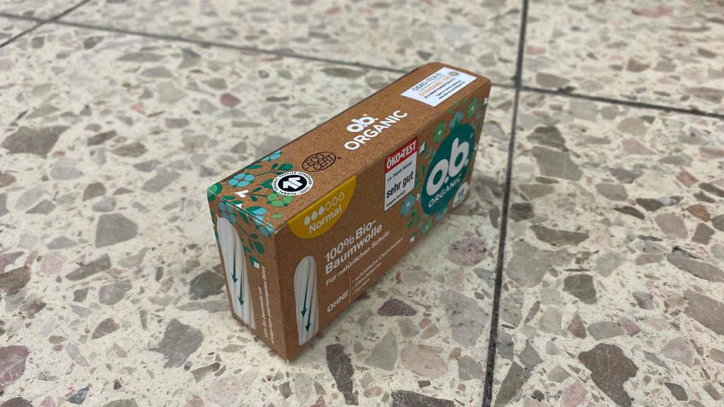 Bio-Tampon im Test. Verpackung steht auf Fliesenboden.