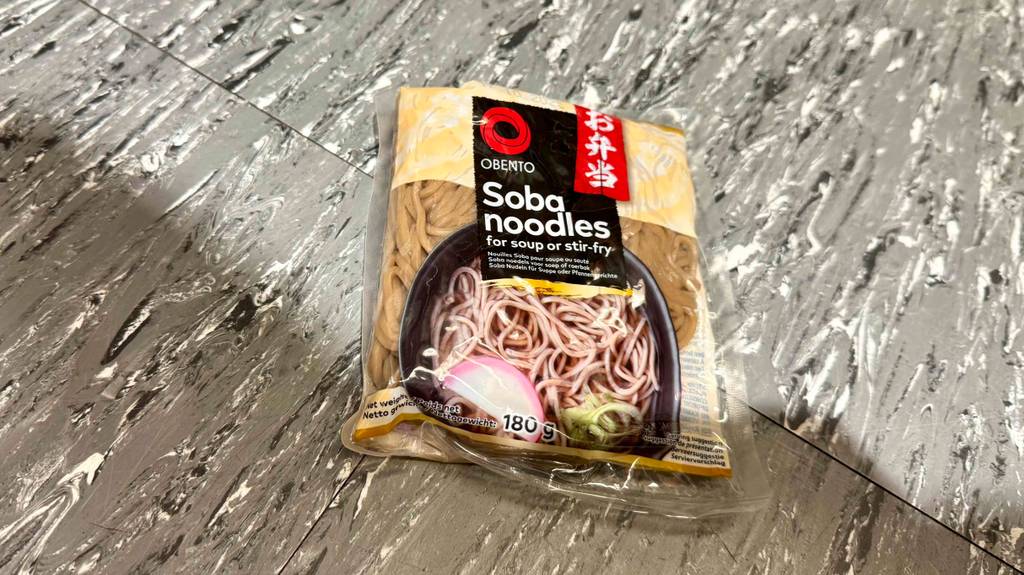 Blick von oben auf eine am Boden liegende Packung getestete Soba-Nudeln.