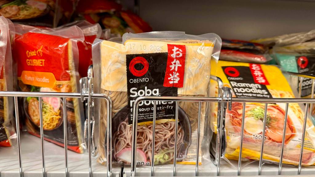 Soba-Nudeln im Test: Mehrere Packungen stehen zwischen anderen Nudelprodukten in einem Regal.
