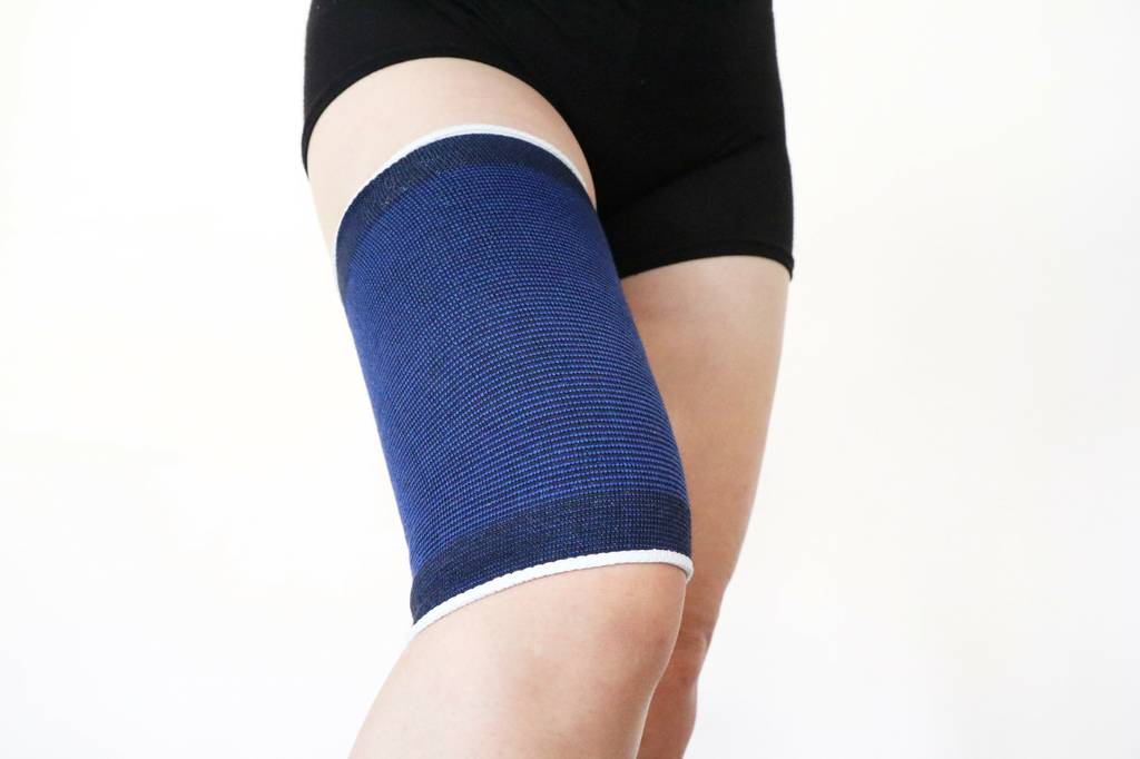 Oberschenkelbandage-Test: Eine blaue Oberschenkelbandage auf dem Oberschenkel. 