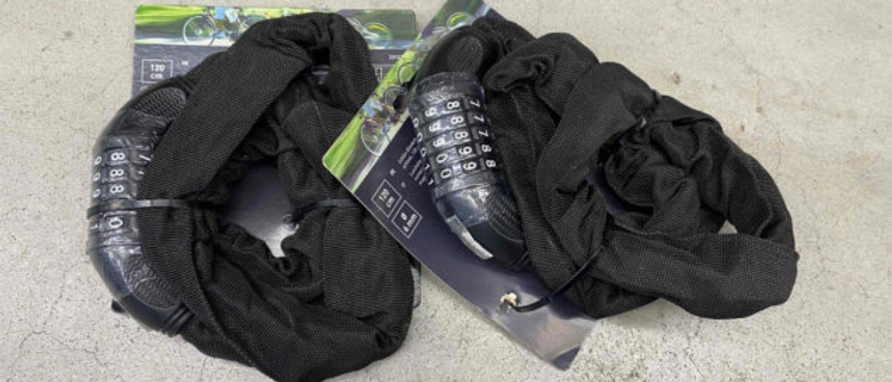 Zwei Kettenschlösser liegen nebeneinander.