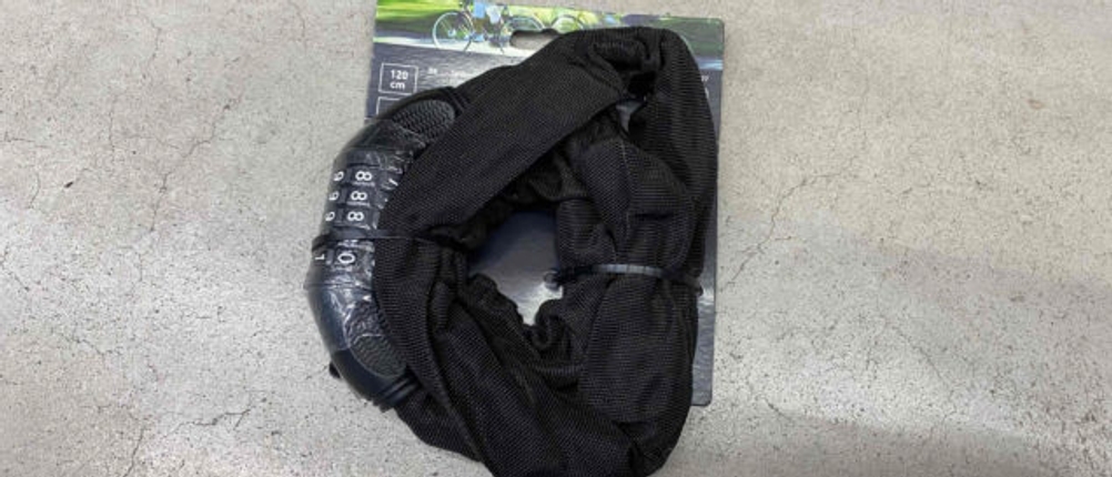 Das getestete Kettenschloss befindet sich in seiner Verpackung.