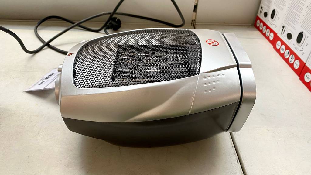 Keramik-Heizlüfter Hot-Air-Tonder von Obi getestet: Gerät liegt auf einem hellen Untergrund.