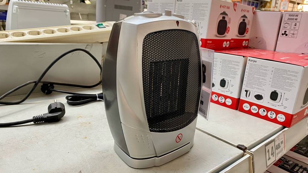 Getesteter Keramik-Heizlüfter Hot-Air-Tonder von Obi steht auf dem Regal.