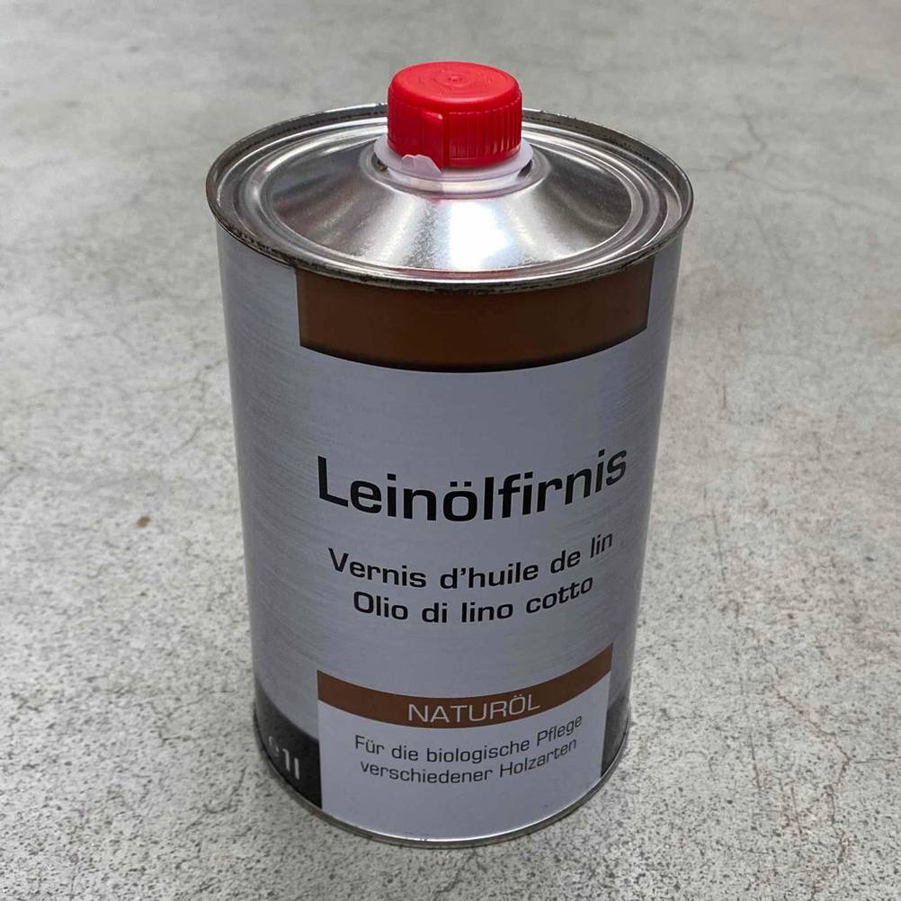 Das getestete Leinölfirnis steht auf dem Boden.