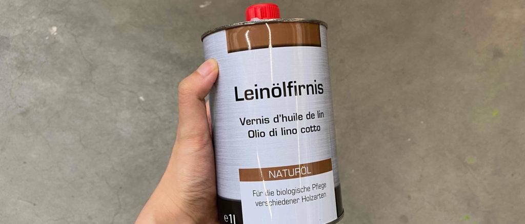 Das getestete Leinölfirnis wird in der Hand gehalten.