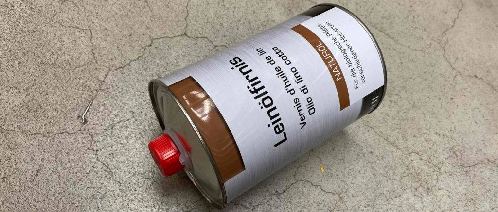 Das getestete Leinölfirnis liegt auf dem Boden.