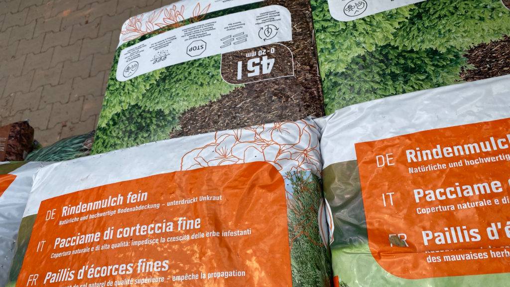 Im Test: Detailansicht mehrerer übereinander liegender Säcke Rindenmulch.