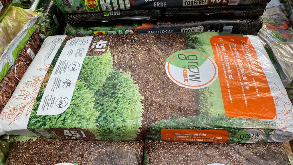 Im Test: Ein Sack Rindenmulch von Obi liegt horizontal auf einem Steinboden.