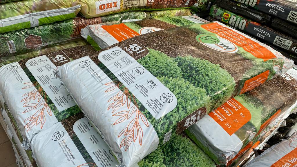 Im Test: mehrere Säcke mit Rindenmulch liegen übereinander.