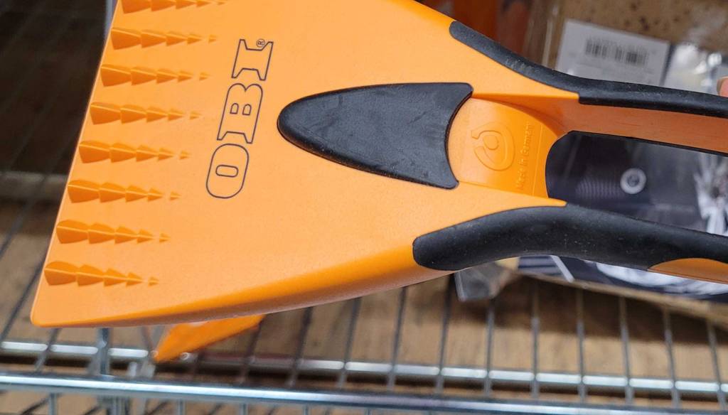 Nahaufnahme des getesteten Eiskratzers von OBI.