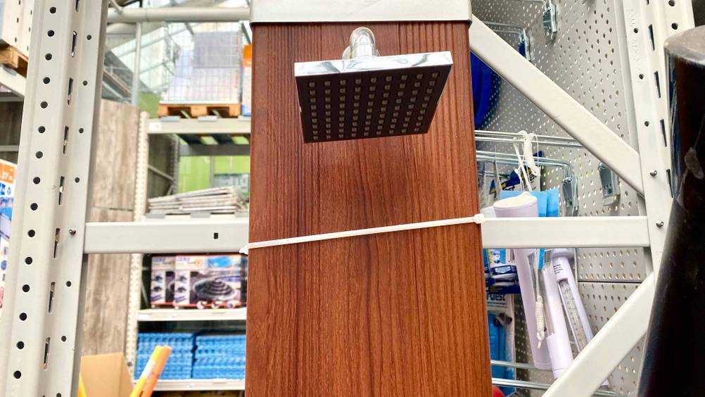 Getestete Solardusche hat ein Design in Holzoptik.
