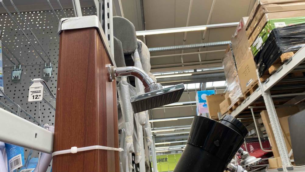 Solardusche im Test: Neben der Dusche befinden sich weitere Produkte.