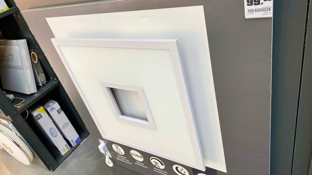 Das getestete Tageslicht-Panel ist an einer grauen Wand befestigt.