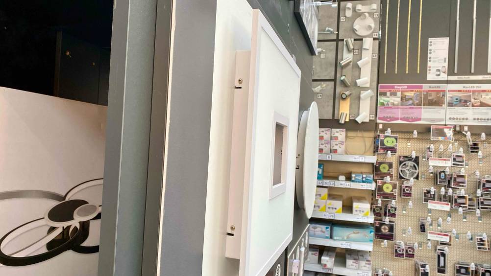 Tageslicht-Panel im Test: Neben dem getesteten Produkt sind weitere Produkte zu sehen.